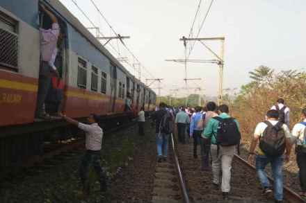 Loksatta, Loksatta news, loksatta newspaper, marathi news, marathi, Marathi news paper, Marathi news online, Marathi, Samachar, Marathi latest news, mumbai, mumbai news, mumbai news in marathi, mumbai raliway traffic, mumbai railway updates, mumbai, local train service, disrupted, harbour line, overhead wire, crashed, train, belapur