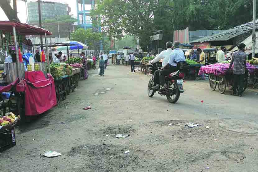 कल्याणमध्ये अरुंद रस्त्यांवर फेरीवाले