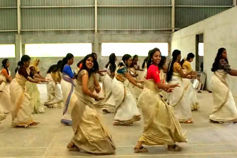 भारतात सर्वाधिक पाहिल्या गेलेल्या व्हिडिओमध्ये 'मर्सल' आणि 'बाहुबली २' हे दोन चित्रपट पहिल्या क्रमांकावर आहेत.