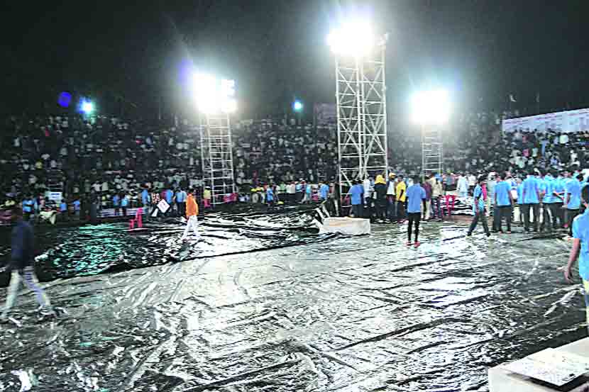 अवेळी पावसामुळे कबड्डी सामन्यांच्या आयोजकांची त्रेधा उडाली. 