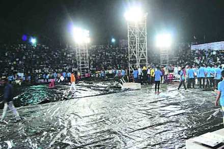 अवेळी पावसामुळे कबड्डी सामन्यांच्या आयोजकांची त्रेधा उडाली. 