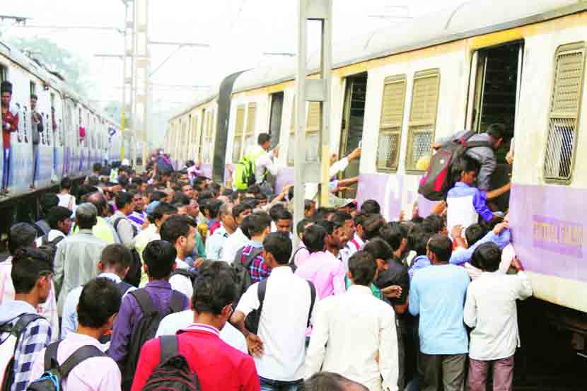 कळवा कारशेडमधून निघणारी लोकल फाटकाजवळ थांबताच त्या लोकलमध्ये चढण्यासाठी प्रवाशांची स्पर्धा सुरू होते. 