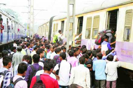 कळवा कारशेडमधून निघणारी लोकल फाटकाजवळ थांबताच त्या लोकलमध्ये चढण्यासाठी प्रवाशांची स्पर्धा सुरू होते. 