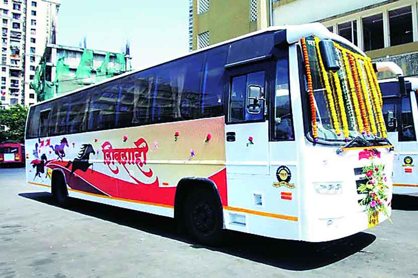 वातानुकूलित शिवशाही बस ५४ रुपये प्रति किलोमीटर इतक्या माफक दरात देण्याचा निर्णय घेतला आहे.
