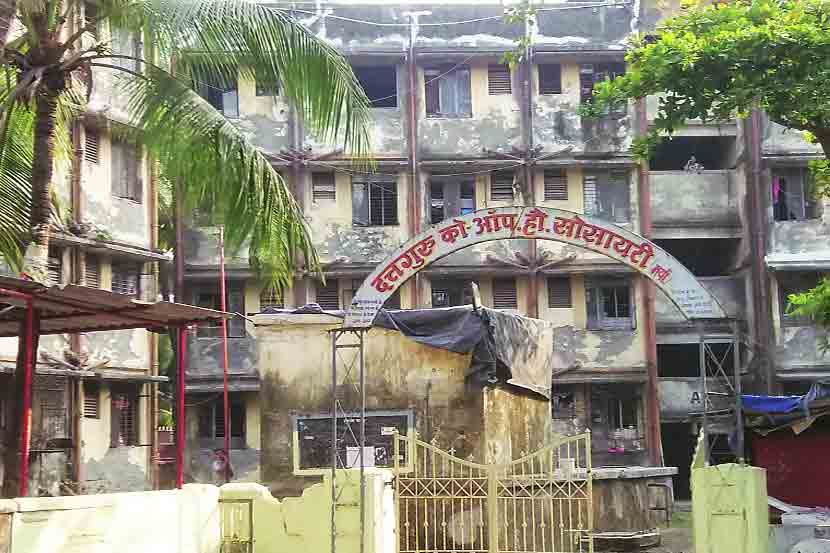 धोकादायक छताखाली संसार