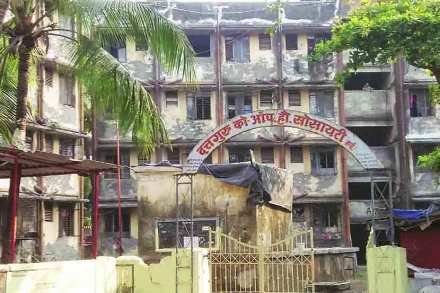 धोकादायक छताखाली संसार