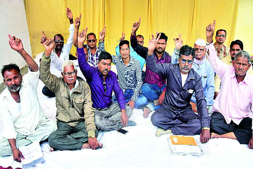 आदिवासी विकास आयुक्त कार्यालयासमोर आंदोलन करताना कार्यकर्ते.