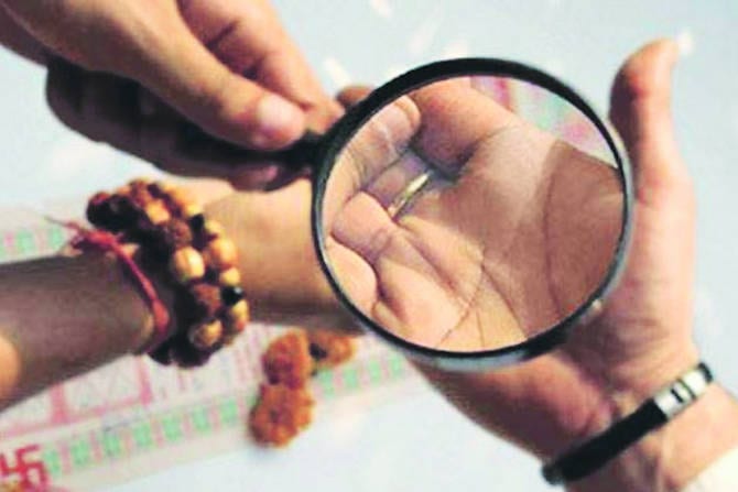 रेषाचक्र : अभ्यास हातावरील रेषांचा रेषाचक्र : अभ्यास हातावरील रेषांचा