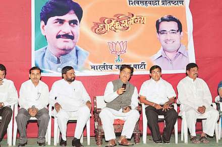 पिंपरी-चिंचवडची भाजप म्हणजे गोपीनाथ मुंडे यांचा वरचष्मा होता. आता पिंपरीत भाजपची सत्ता आहे, मात्र मुंडे गट अस्तित्वासाठी झगडतो आहे. (संग्रहित छायाचित्र) पिंपरी-चिंचवडची भाजप म्हणजे गोपीनाथ मुंडे यांचा वरचष्मा होता. आता पिंपरीत भाजपची सत्ता आहे, मात्र मुंडे गट अस्तित्वासाठी झगडतो आहे. (संग्रहित छायाचित्र)