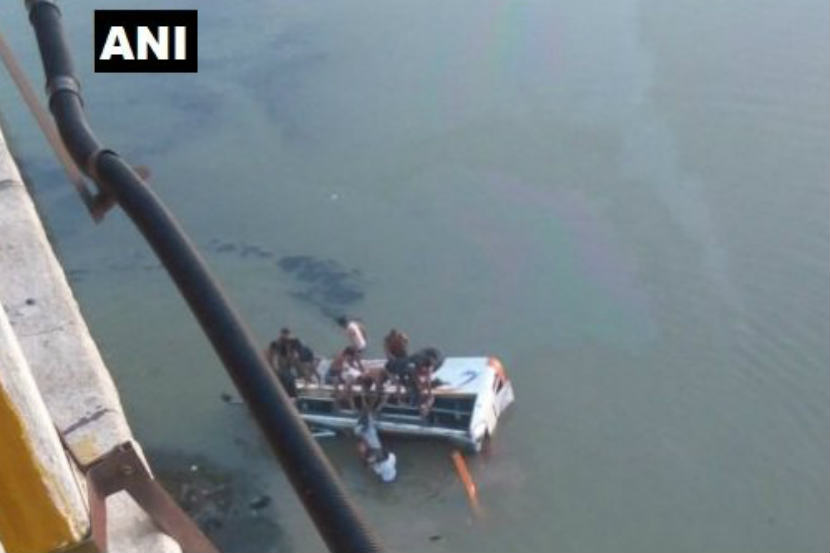 Loksatta, Loksatta news, loksatta newspaper, marathi news, marathi, Marathi news paper, Marathi news online, Marathi, Samachar, Marathi latest news, national news, national news in marathi, Rajasthan, bus, falls, river, Sawai, Madhopur, several passenger, dead, injured, bus driver