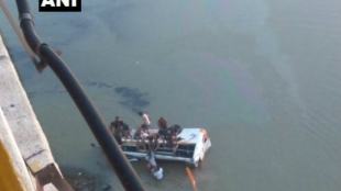 Loksatta, Loksatta news, loksatta newspaper, marathi news, marathi, Marathi news paper, Marathi news online, Marathi, Samachar, Marathi latest news, national news, national news in marathi, Rajasthan, bus, falls, river, Sawai, Madhopur, several passenger, dead, injured, bus driver