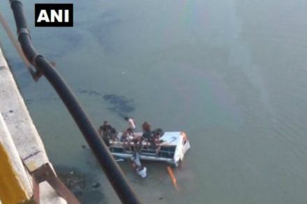 Loksatta, Loksatta news, loksatta newspaper, marathi news, marathi, Marathi news paper, Marathi news online, Marathi, Samachar, Marathi latest news, national news, national news in marathi, Rajasthan, bus, falls, river, Sawai, Madhopur, several passenger, dead, injured, bus driver