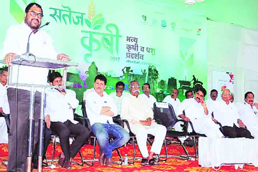 सतेज कृषी प्रदर्शनाच्या समारोपप्रसंगी खासदार राजू शेट्टी यांनी मार्गदर्शन केले. (छाया - राज मकानदार)