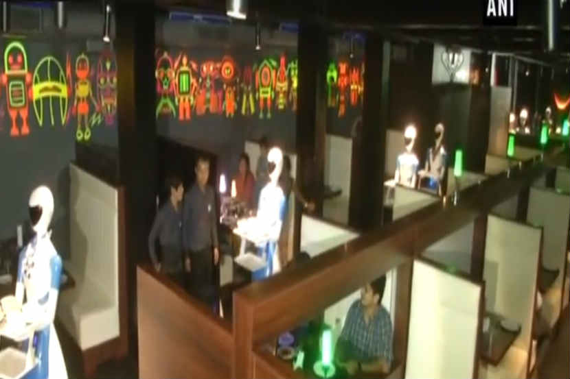 या रेस्तराँमध्ये सध्या चार यंत्रमानव आहेत. 