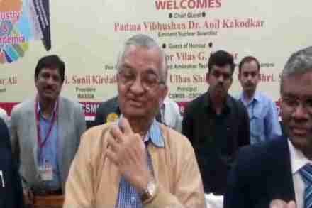 पुढे जायचे की मागे ते ठरवा, डार्विनच्या सिद्धांत नाकारण्यावरून काकोडकरांचा टोला
