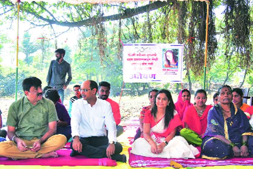 उंटवाडी येथे नागरिकांसह उपोषण करताना पश्चिम विभागाच्या सभापती डॉ. हेमलता पाटील.