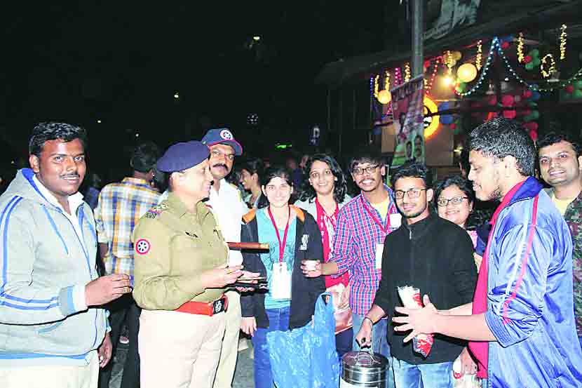 चहा-बिस्किटांच्या निमित्ताने तरुणांनी पोलिसांना आनंदाचे वाटप केले.