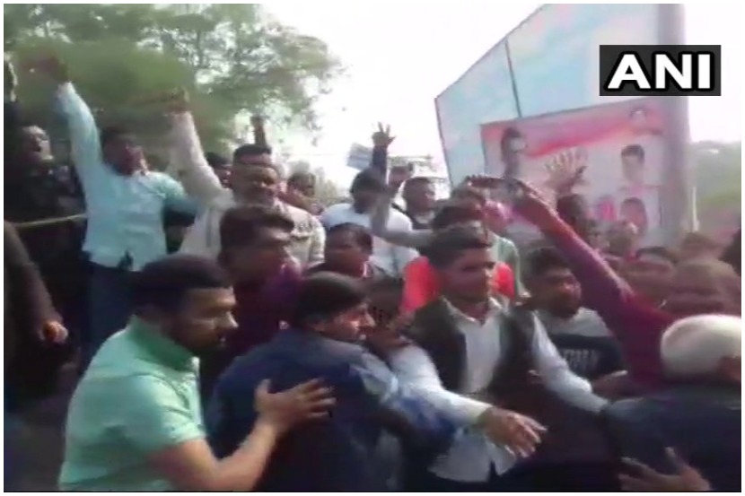काँग्रेस अध्यक्ष राहुल गांधी हे आपला मतदारसंघ अमेठीच्या दोन दिवसांच्या दौऱ्यावर आले आहेत. परंतु, त्यांचा हा दौरा वादळी ठरण्याची शक्यता आहे. सोमवारी पोस्टरवरून सुरू झालेला वाद हा आज हाणामारीपर्यंत येऊन ठेपला. (छायाचित्र:एएनआय)