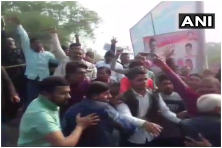 काँग्रेस अध्यक्ष राहुल गांधी हे आपला मतदारसंघ अमेठीच्या दोन दिवसांच्या दौऱ्यावर आले आहेत. परंतु, त्यांचा हा दौरा वादळी ठरण्याची शक्यता आहे. सोमवारी पोस्टरवरून सुरू झालेला वाद हा आज हाणामारीपर्यंत येऊन ठेपला. (छायाचित्र:एएनआय)