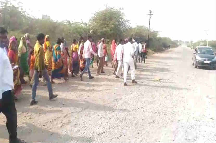 अंत्यसंस्कार रोखल्याने प्रेत तहसीलदार कार्यालयासमोर ठेवून आंदोलन