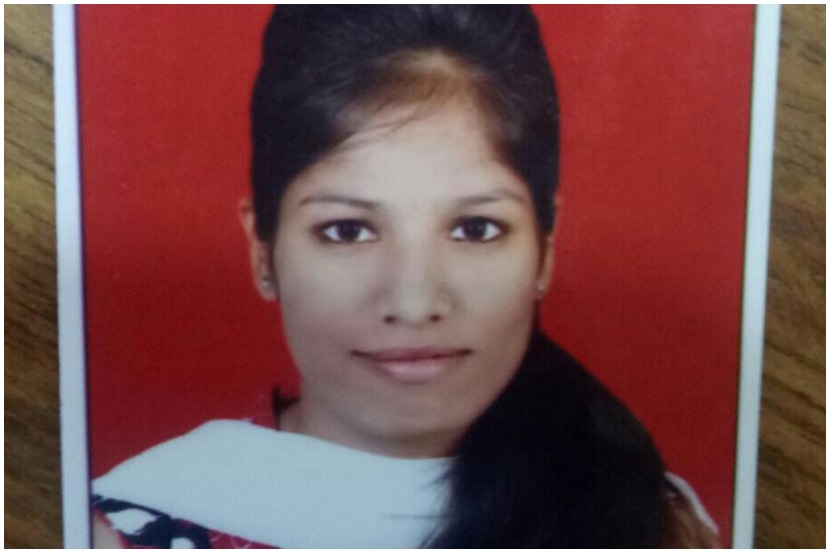 अश्विनी गवारे (वय २२, रा. शिरूर) असे आत्महत्या केलेल्या मुलीचे नाव असून ती एका आयटी कंपनीत प्रशिक्षणार्थी म्हणून काम करत होती.