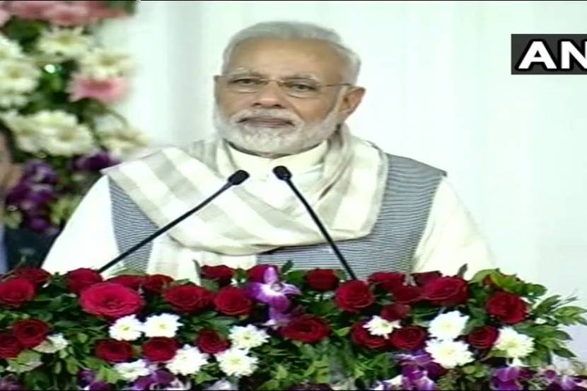 गुजरातमधील वद्राद येथे बोलताना पंतप्रधान नरेंद्र मोदी.