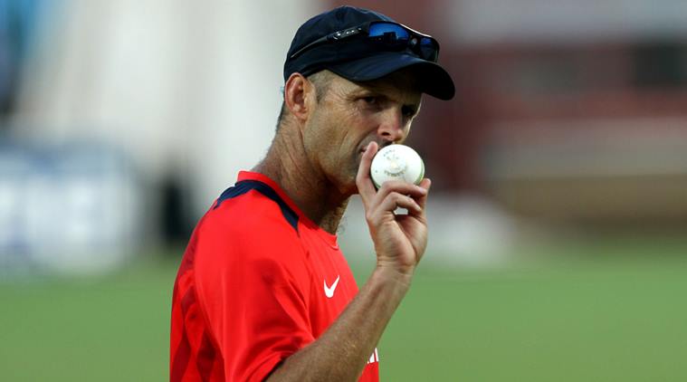 Gary Kirsten , Gary Kirsten suffers cracked jaw , Shoaib Malik get unconscious after ball hit on head, Cricket, Sports news, Marathi, Marathi news