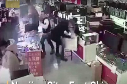 सुदैवानं संबधित तरुणाला फक्त किरकोळ जखम झाली. सुदैवानं संबधित तरुणाला फक्त किरकोळ जखम झाली.