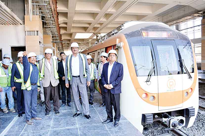 वर्धा मार्गावरील मेट्रो स्थानकावर उपस्थित रेल्वे सुरक्षा आयुक्त व ब्रिजेश दीक्षित