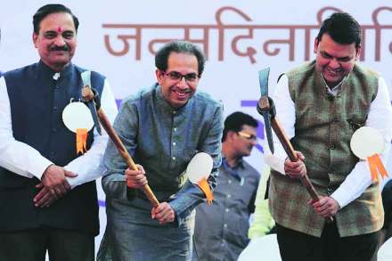 
मुख्यमंत्री देवेंद्र फडणवीस आणि शिवसेना पक्षप्रमुख उद्धव ठाकरे यांच्या हस्ते एसटीच्या विविध योजनांचे लोकार्पण शनिवारी मुंबईत करण्यात आले. (छाया-प्रशांत नाडकर)