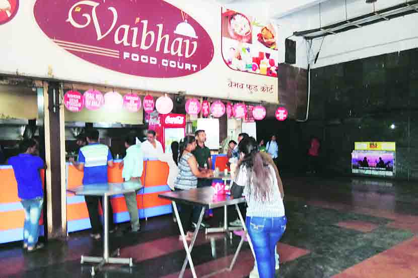 रेल्वे स्थानकांत आगीशी खेळ