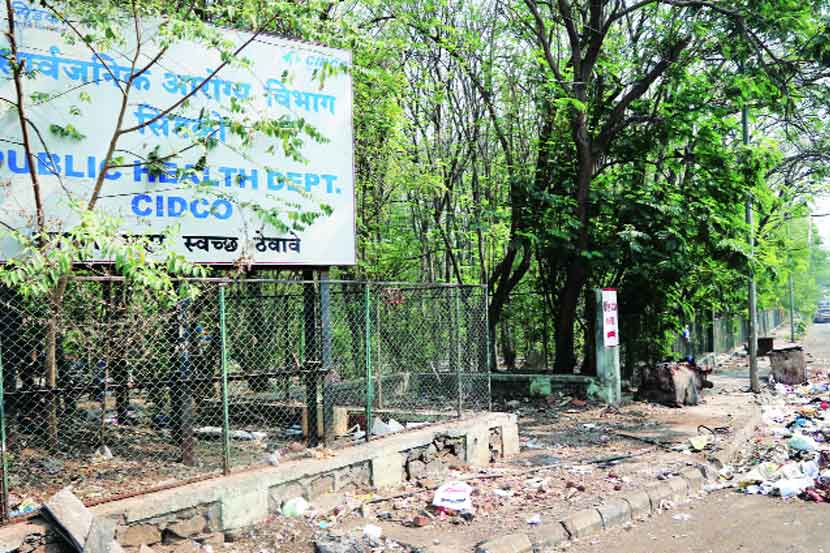 आरोग्य विभागाच्या फलकासमोरच कचऱ्याचे ढिग साचले आहेत.  (छायाचित्र : नरेंद्र वास्कर)