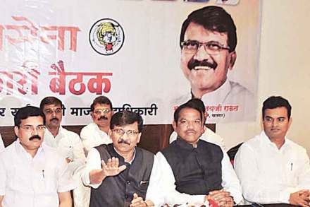 शिवसेना नेते खासदार संजय राऊत यांनी चिंचवडमध्ये बैठक घेऊन पदाधिकाऱ्यांमध्ये असलेली मरगळ व खदखद दूर करण्याचा प्रयत्न केला. शिवसेना नेते खासदार संजय राऊत यांनी चिंचवडमध्ये बैठक घेऊन पदाधिकाऱ्यांमध्ये असलेली मरगळ व खदखद दूर करण्याचा प्रयत्न केला.