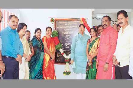 फुगेवाडी येथील विद्यालयाच्या सुशोभित इमारतीचे उद्घाटन राष्ट्रवादीचे शहराध्यक्ष संजोग वाघेरे यांच्या हस्ते, तर दुसऱ्याच दिवशी पालकमंत्री गिरीश बापट यांच्या हस्ते उद्घाटन करण्यात आले. फुगेवाडी येथील विद्यालयाच्या सुशोभित इमारतीचे उद्घाटन राष्ट्रवादीचे शहराध्यक्ष संजोग वाघेरे यांच्या हस्ते, तर दुसऱ्याच दिवशी पालकमंत्री गिरीश बापट यांच्या हस्ते उद्घाटन करण्यात आले.