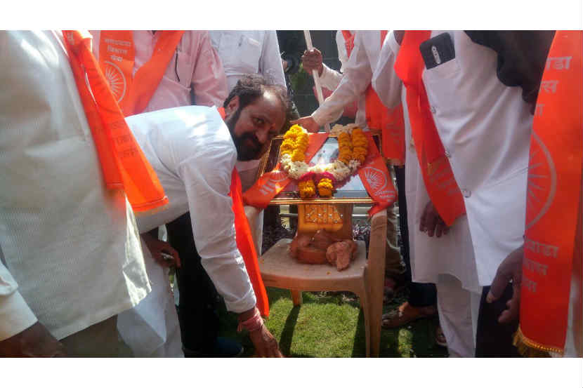 औरंगाबादेत बाळासाहेबांच्या फोटोसमोर नारळ फोडून शिवसैनिकांचा नवा श्रीगणेशा! औरंगाबादेत बाळासाहेबांच्या फोटोसमोर नारळ फोडून शिवसैनिकांचा नवा श्रीगणेशा!
