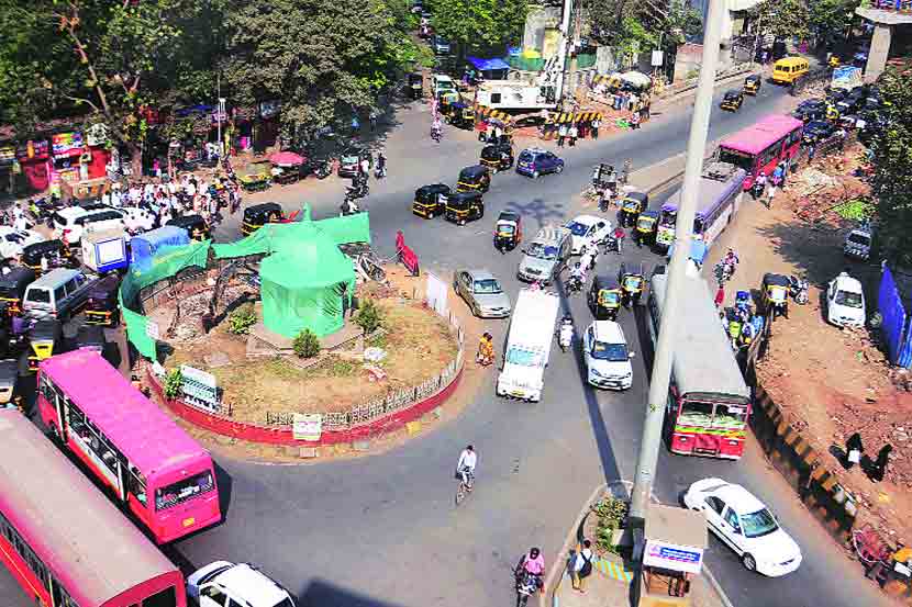 उड्डाणपुलांच्या कामाच्या पाहणीसाठी आयोजित दौऱ्यादरम्यान लोकप्रतिनिधींना पुलाखाली होणारी वाहतूक कोंडी स्पष्ट दिसत होती.