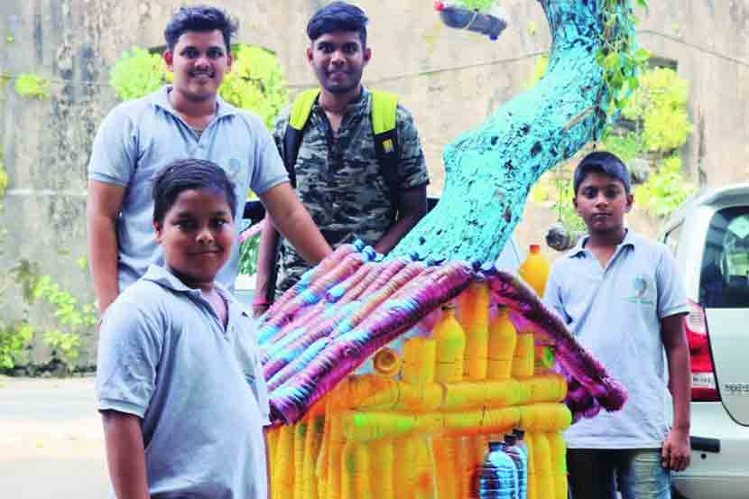 वरती डाव्या बाजूने पहिला ओमकार राणे आपल्या मित्रांसह ‘ग्रीन नेचर’चे काम करताना..  