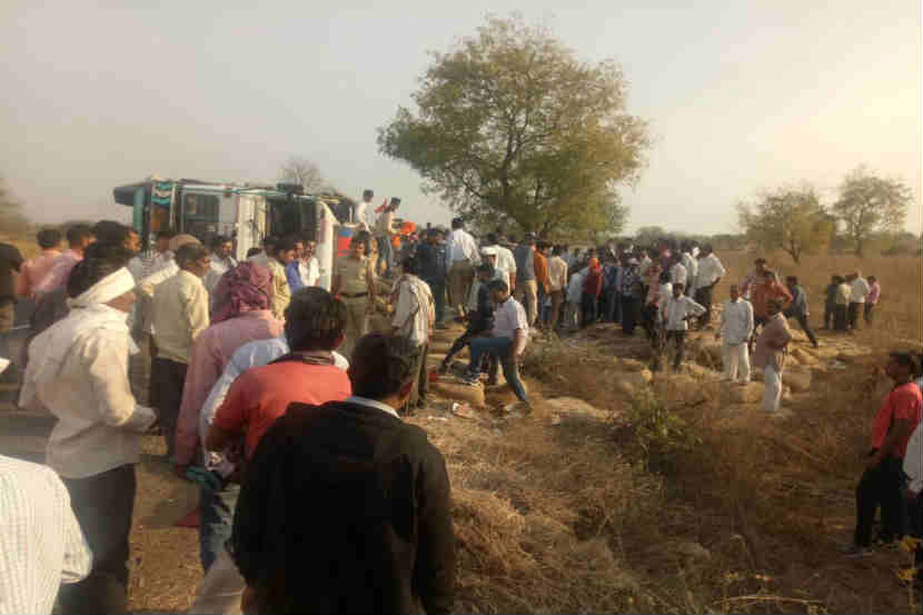 अॅपेला भरधाव ट्रकची धडक, शेगावला जाणाऱ्या ४ वारकऱ्यांचा मृत्यू