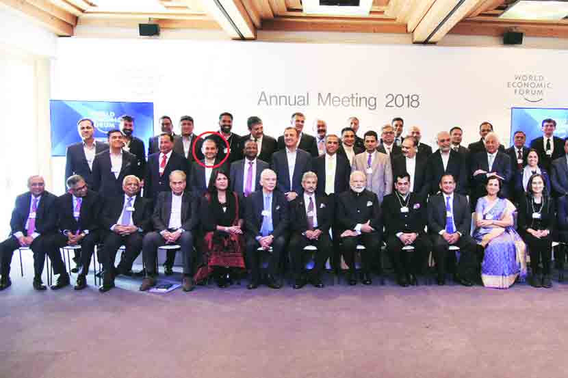 दावोसमध्ये पंतप्रधान नरेंद्र मोदी यांच्या उपस्थितीत काढलेल्या सीईओंच्या समूह छायाचित्रात घोटाळेबाज नीरव मोदी.  दावोसमध्ये पंतप्रधान नरेंद्र मोदी यांच्या उपस्थितीत काढलेल्या सीईओंच्या समूह छायाचित्रात घोटाळेबाज नीरव मोदी.
