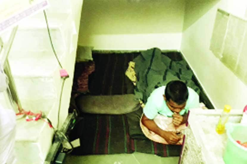  जिन्याच्या ठिकाणी विद्यार्थ्यांनी स्वत:ची अशी व्यवस्था केली आहे. तर दुसऱ्या छायाचित्रात जिन्यावर अभ्यास करताना बारावीचा विद्यार्थी