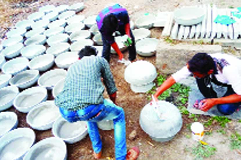 पशुपक्ष्यांसाठी दानदात्यांकडून मिळालेल्या जलकुंडांवर रंगरंगोटी करताना पशुप्रेमी.