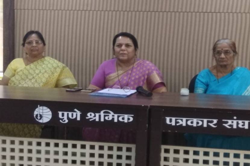 ज्येष्ठ नागरिकांच्या प्रश्नांबाबत पुण्यात पत्रकार परिषदेत बोलताना शिवसेनेच्या आमदार निलम गोऱ्हे.