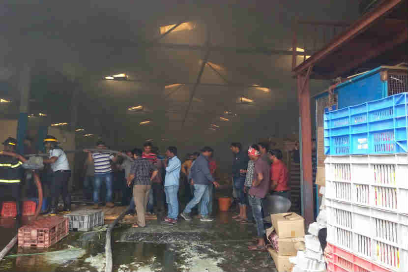 डालडा गोदामाला भीषण आग लागल्याने ३०० बॉक्स वितळले, अथक प्रयत्नांनी आग आटोक्यात