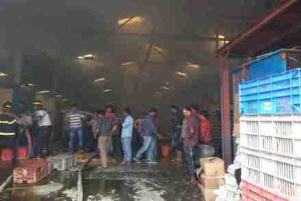 डालडा गोदामाला भीषण आग लागल्याने ३०० बॉक्स वितळले, अथक प्रयत्नांनी आग आटोक्यात