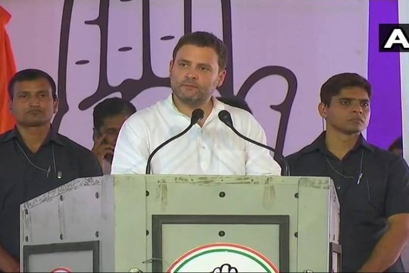 कर्नाटकातील बेल्लारी येथील प्रचारसभेत बोलताना काँग्रेस अध्यक्ष राहुल गांधी.