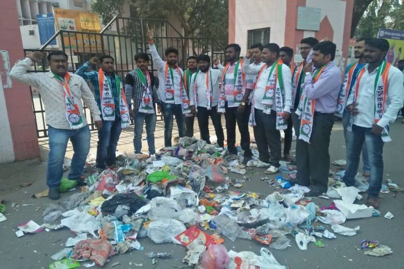 राष्ट्रवादी युवक काँग्रेसने सुट्टीच्या दिवशी महानगरपालिकेसमोर कचरा टाकून निषेध व्यक्त केला. जो केवळ पब्लिसीटी स्टंट ठरला.