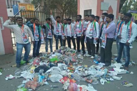 राष्ट्रवादी युवक काँग्रेसने सुट्टीच्या दिवशी महानगरपालिकेसमोर कचरा टाकून निषेध व्यक्त केला. जो केवळ पब्लिसीटी स्टंट ठरला.