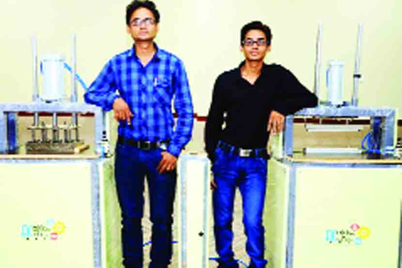 तयार केलेल्या यंत्रासोबत चेतन व अक्षय जैन