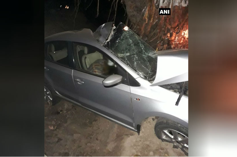 बुधवारी पहाटे पालघरमधील माहिममधून तारापूर येथे जाणाऱ्या कारला भीषण अपघात झाला. 