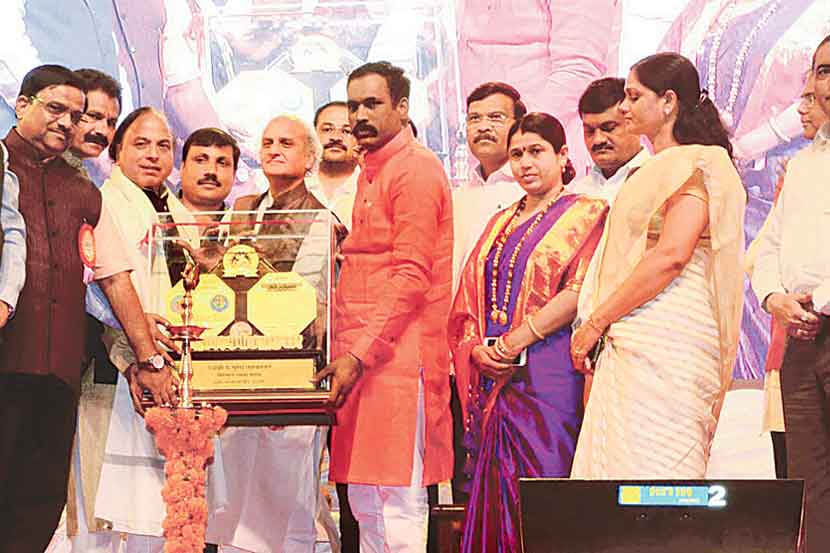 पिंपरी महापालिकेच्या स्वरसागर संगीत महोत्सवात तालयोगी पं. सुरेश तळवलकर यांना ख्यातनाम गायक पं. उल्हास कशाळकर व महापौर नितीन काळजे यांच्या हस्ते स्वरसागर पुरस्काराने गौरवण्यात आले. पिंपरी महापालिकेच्या स्वरसागर संगीत महोत्सवात तालयोगी पं. सुरेश तळवलकर यांना ख्यातनाम गायक पं. उल्हास कशाळकर व महापौर नितीन काळजे यांच्या हस्ते स्वरसागर पुरस्काराने गौरवण्यात आले.